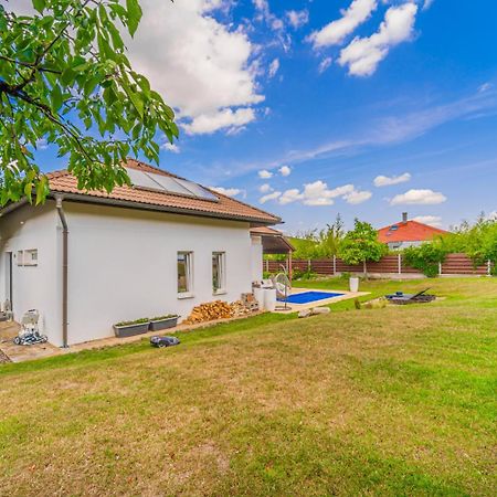 Vila Sara S Bazenem A Infrasaunou Na Kraji Prahy Zbuzany Exteriör bild